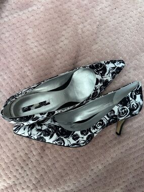 Black & White Rose Print Pointed Toe Pumps - Women's
